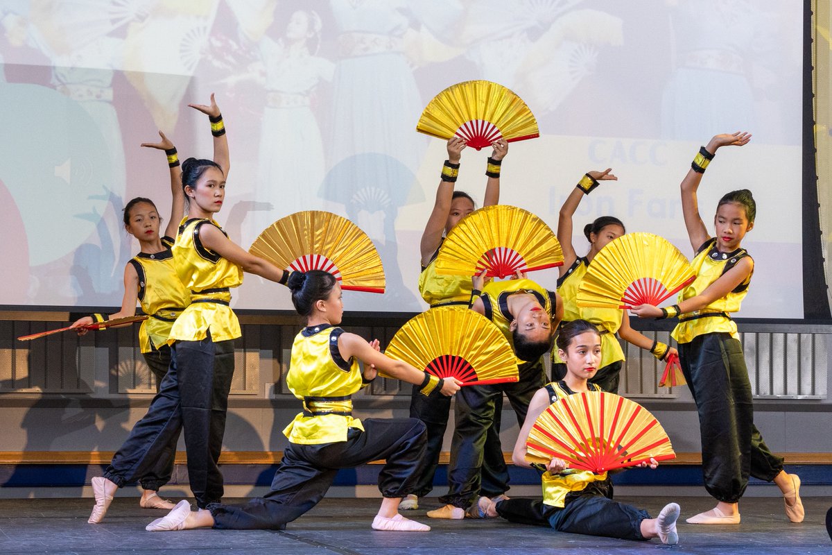UDelawareELI's tweet photo. We're grateful for the success of our Festival of Nations event last month! Over 600 people of different ages and backgrounds joined us to watch vibrant performances and share in cultural exchange.
#udeleli #studentlife #udel #studyintheusa #studyUD  #udglobal #FestivalofNations https://t.co/n3isECQpKN