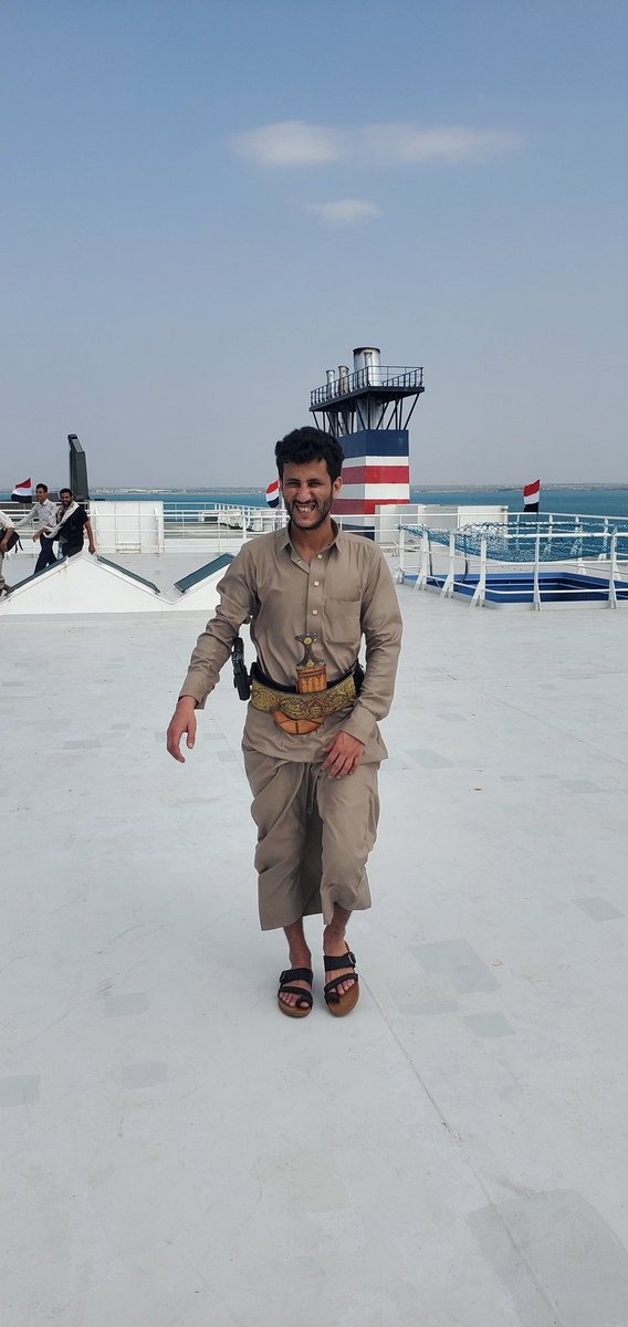 Şu terlikli yiğitler
22 Arap devletinin salamadığı korkuyu saldı
siyonistlerin kalbine.

Yemen Ensarullah'ının
israil gemisine el koymasının ateşkes müzakerelerini hızlandırmadığını kimse iddia edemez.

Arap liderler
kurban olsun size.