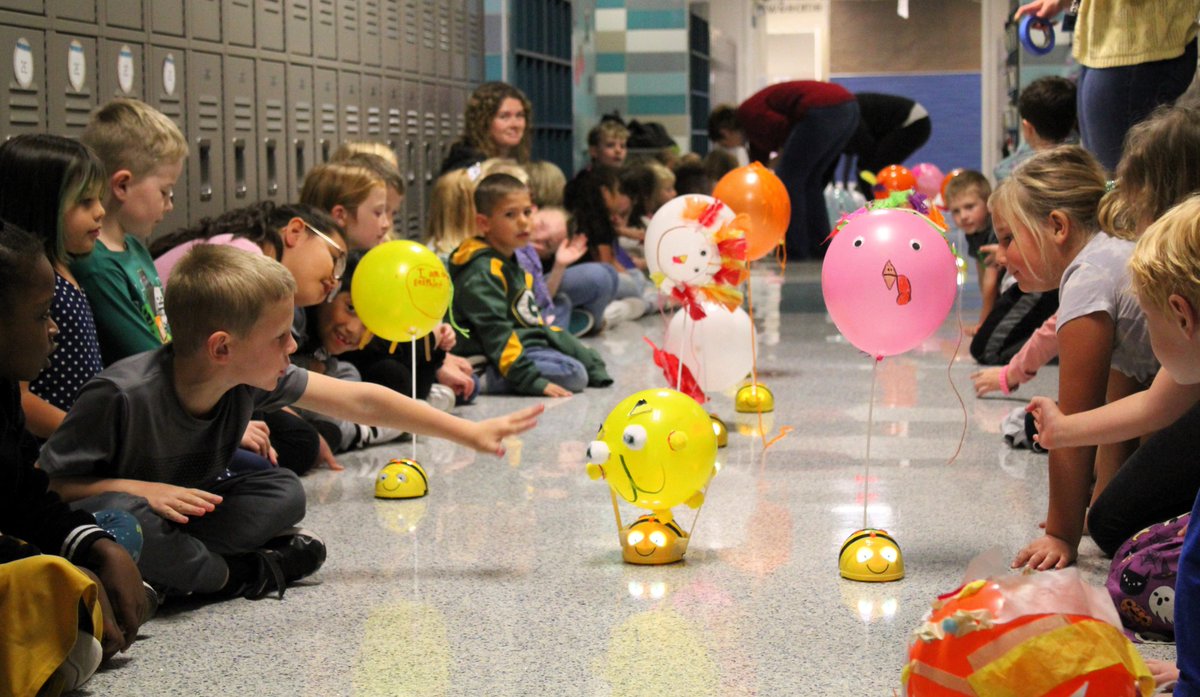 BF_District's tweet photo. 1st graders rocked the parade route with Bee-Bot Robots and handmade floats in yesterday’s Mini Macy’s Thanksgiving Parade! Their excitement was off the charts for this one-of-a-kind learning opportunity!

📸 https://t.co/tplsK9YVzh

#WeAreBondurantFarrar 💙 https://t.co/3BicAazxRz