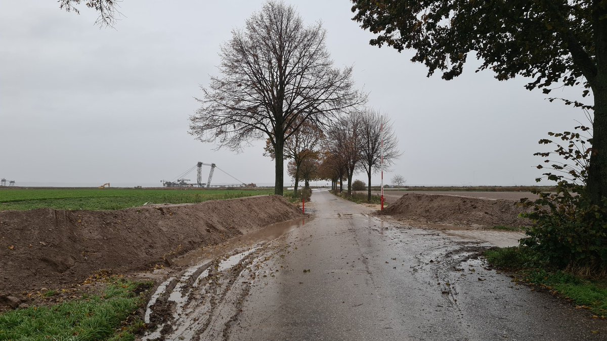 Tezetka1's tweet photo. Nachdem der Bagger auf der ersten Sohle vor #Keyenbeg erstmal abgezogen wurde,erweitert #RWE nun den Tagebau in rasantem Tempo in südlicher Richtung.
Ein Blick auf die neue Verwallung Richtung Wendehammer ImmerathAlt von Holzweiler kommend. https://t.co/CgDwN3XMGw