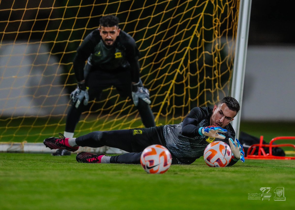 ittihad's tweet photo. 🎶 بـاب لـه حـارسين..🧤🤩 https://t.co/lLFE3AAiyV