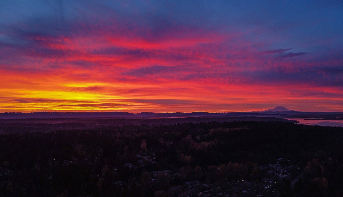 Early morning view from today looking southeastward from the King/Snohomish county line with Rainier and Lake Washington visible near the right of the photo. #wawx