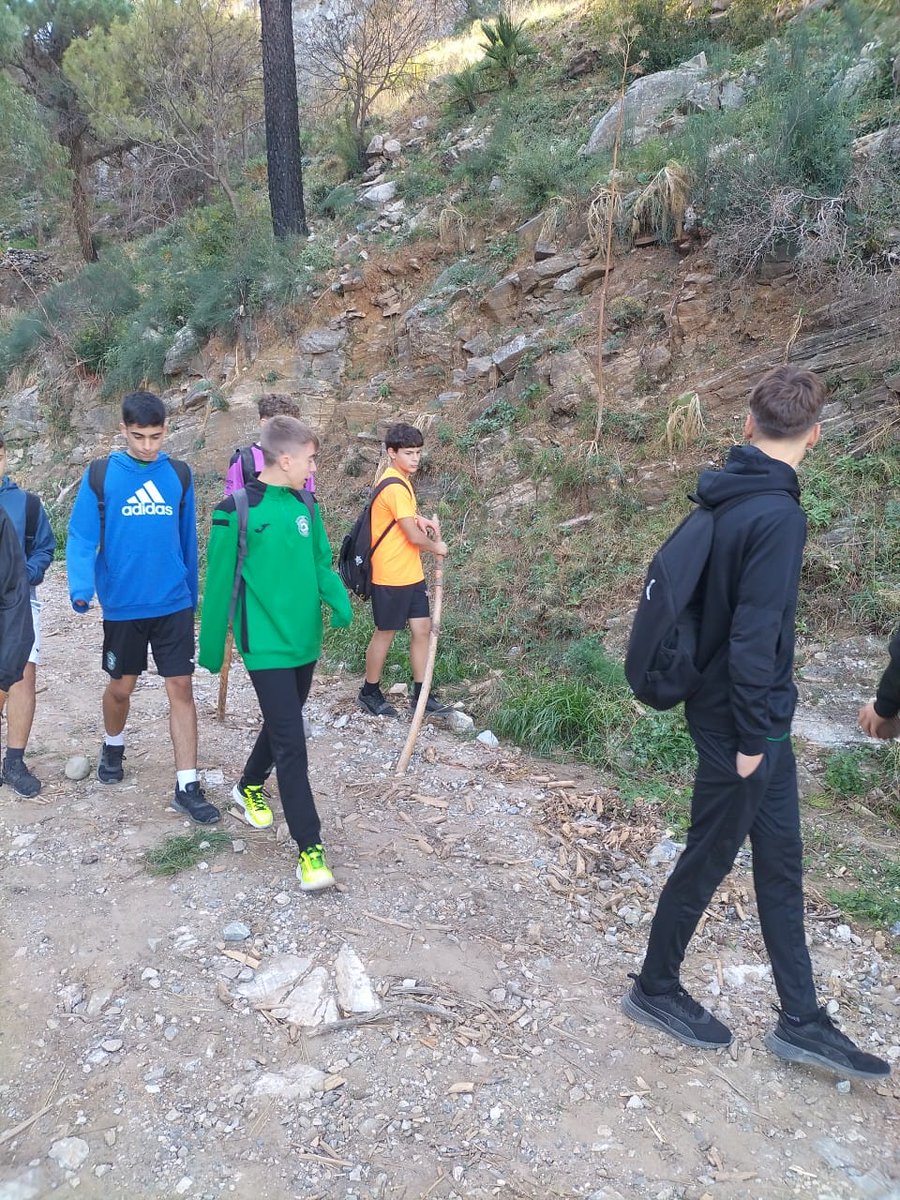 Candor_CF's tweet photo. 🌳Los cadetes aprovecharon su jornada de descanso liguera para realizar una jornada de convivencia en el medio natural descubriendo una parte de nuestra Sierra de Mijas, la zona de Jarapalos.
#CandorCF #wonderfulclub #creandoclub #cadete https://t.co/TVeH8DObsH