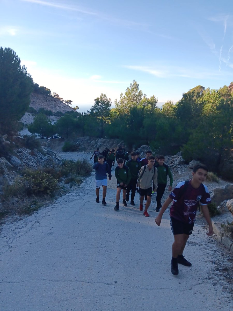 Candor_CF's tweet photo. 🌳Los cadetes aprovecharon su jornada de descanso liguera para realizar una jornada de convivencia en el medio natural descubriendo una parte de nuestra Sierra de Mijas, la zona de Jarapalos.
#CandorCF #wonderfulclub #creandoclub #cadete https://t.co/TVeH8DObsH