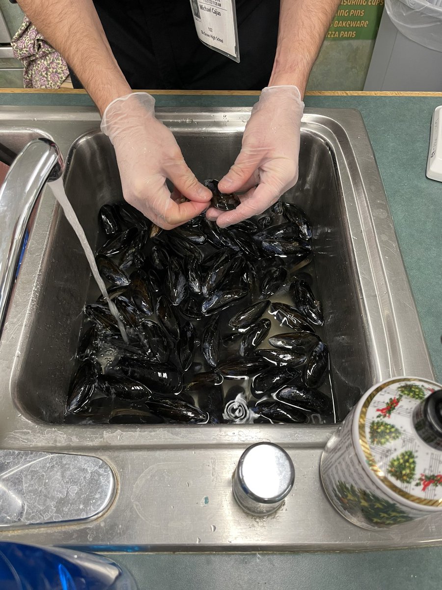 Mshardt_FCS's tweet photo. We watched a second demonstration from our partners at Friendship Village! Today’s focus was southern Italy, we enjoyed muscles! @District214 @KyleBurritt https://t.co/hfRWW5AI6f