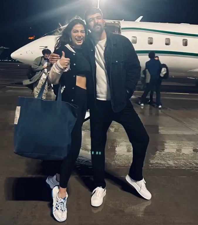 Ena02937938's tweet photo. ¿Quién coño dice que no se quieren agarrar?
Mándarle mi mensaje y el de Shakira, a esas 
"Bruta, ciega, sordomuda
Torpe, traste y testaruda"
Si se agarraran más, hasta yo shippearia a la pareja y mira que nunca lo he hecho con Demo 
#DemetÖzdemir #EnginAkyürek #AdımFarah #FaHir https://t.co/XibdFdvEFf