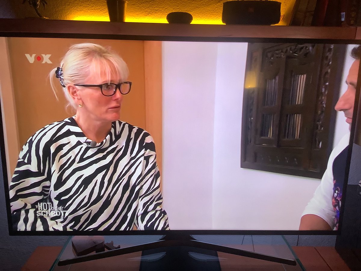 Mach gerade den TV an und sehe, dass es das Sondertrikot bereits zu Hot oder Schrott geschafft hat… 😂 #VfB