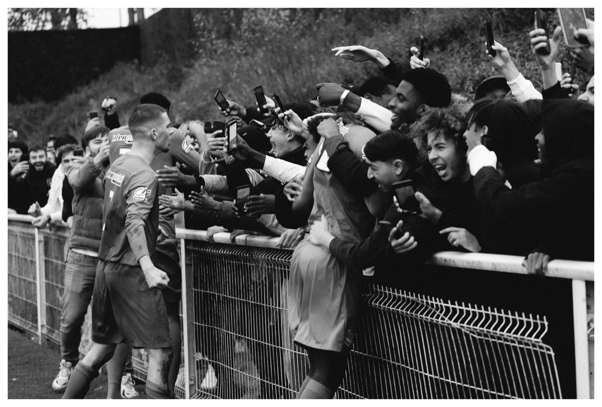 Ces belles images de la Coupe de France 😍

Voici la magnifique communion entre les joueurs de Coulaines (R1) et leurs supporters après leur exploit retentissant face à Cholet (N1), qui leur a permis de se diriger vers le 8ème tour de la Coupe de France, où les sarthois recevront