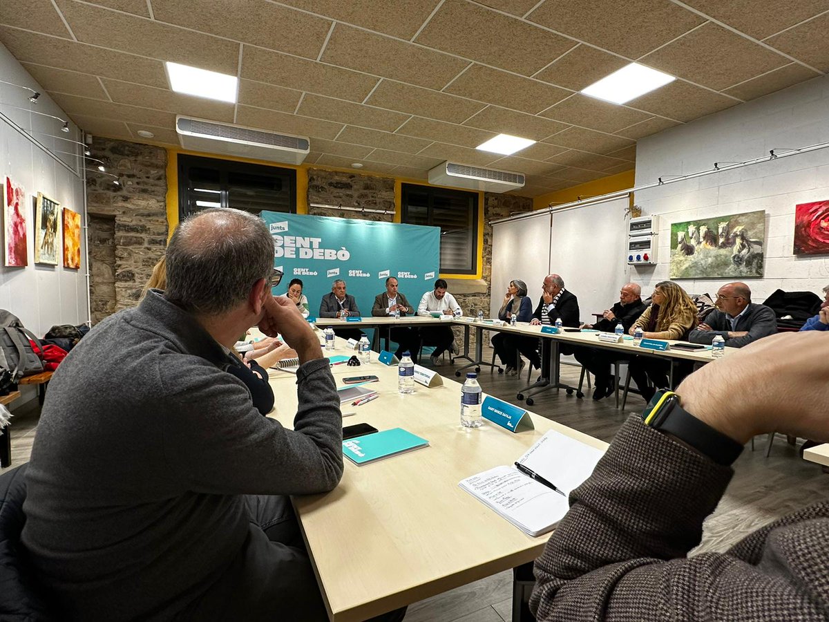 📸 Nova jornada d'estratègia municipal, aquest cop amb els càrrecs electes del Moianès (<a href="/Junts_Moianes/">Junts Moianès</a>). 

👥 A la trobada hi han assistit el secretari general, <a href="/jorditurull/">Jordi Turull i Negre</a>, el responsable de Política Municipal i Territori, <a href="/davidsaldoni/">David Saldoni🎗</a>, el diputat al Congrés dels diputats,