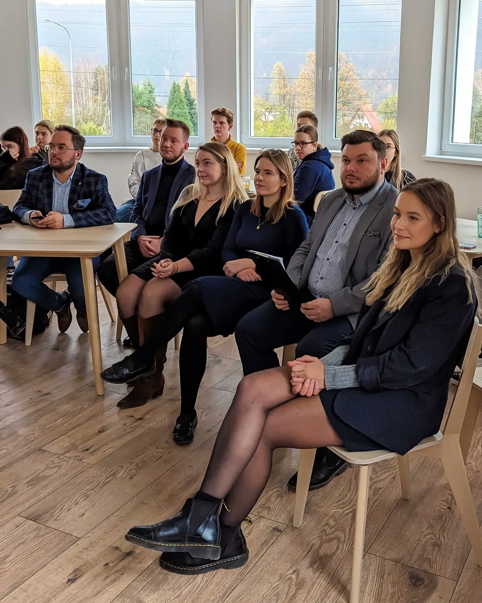 Spotkanie przyszłości z tradycją! "Społecznik" w Międzybrodziu Bialskim rozbudzał umysły na kongresie "Nowoczesny Patriotyzm",  łącząc rozmowy o roli AI w dyplomacji z bogactwem kultury regionalnej i promocją młodych liderów. #InnowacjaMeetsTradycja #Społecznik #AI