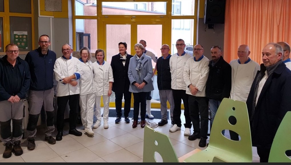 GuillouRachel's tweet photo. Visite surprise de soutien aux agents @hautsdefrance et à l'équipe de direction de @manomartin suite à leur forte mobilisation pendant #crues #inondations au Lycée LYPSO #StOmer
Tous unis au service de l'accueil des élèves #solidarité 
@SoudansC @CrlDeberre @AcLille @dsden62 https://t.co/NVBy1WX5dx