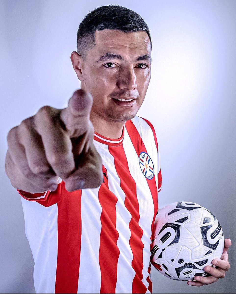 En 8 minutos nos diste más esperanzas y motivación que cualquier muerto arrastrado que jugó hoy en el campo y no merecen vestir la selección, con 40 años estas dando cátedra aún a los de tu puesto.

Nunca hubo nada que perdonarte Tacuara, Jerarquía pura en una selección amateur.