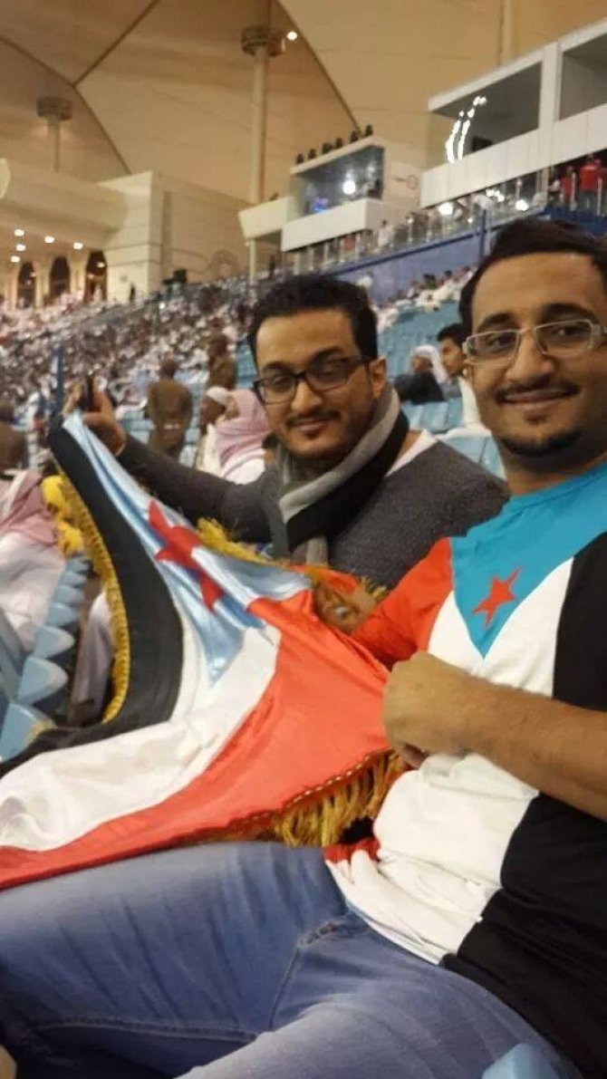 توفي اليوم العفاشي #طه_الحميري في الرياض
الحميري كان رئيس الجالية اليمنية بالرياض، وفي عام 2014 قام بتقديم بلاغ إلى السلطات #السعودية وطالبها باعتقال عدد من شباب الجنوب اللي كانوا ضمن جماهير بطولة خليجي22، واعتقلوا على خلفية رفع علم #الجنوب داخل ملاعب بطولة خليجي22 المقام بالرياض