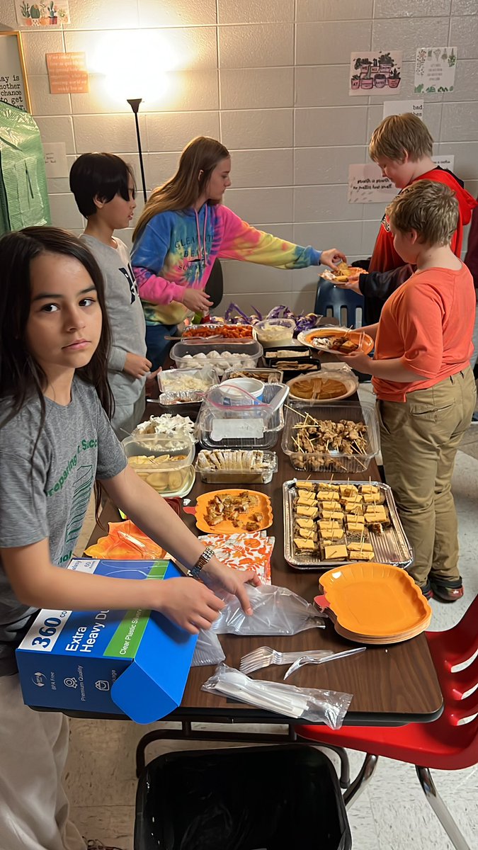 Cultural thanksgiving - a quick, thoughtful mini project designed to inspire and educate students about how different cultures celebrate the holiday. Combining work from agriculture w/research skills led by the remarkable Baylee Sims. Yes! <a href="/bgms_ffa/">Bluegrass Middle School Agriculture and FFA</a>  <a href="/BluegrassDawgs/">Bluegrass</a> @HCSTMorgan