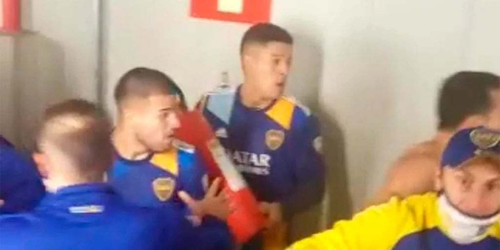 De repente, se resignifica esta famosa imagen de Marcos Rojo.