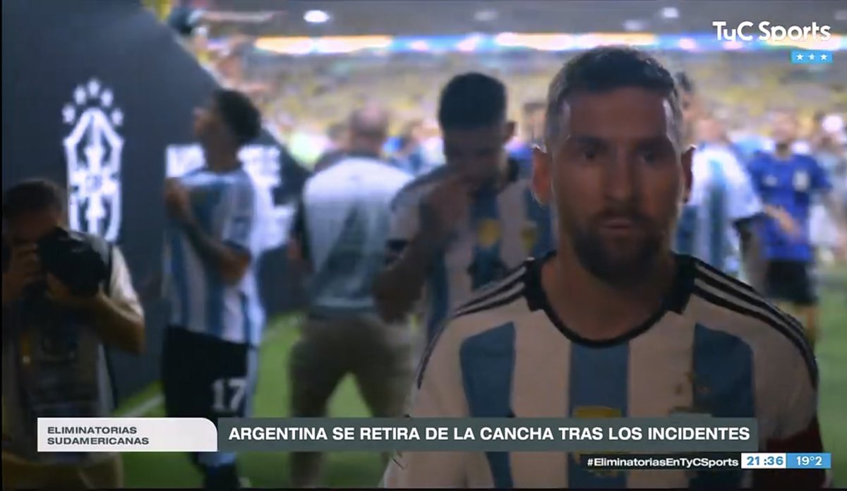 porqueTTarg's tweet photo. "Enzo Fernández": 

Porque salió de la cancha mostrándole a los hinchas brasileros el parche de campeón del mundo. https://t.co/QXvNfYcmng