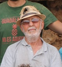 Desgraciadamente ha fallecido Francisco León, descubridor de la cueva de Los Toriles (Carrizosa). Junto a ella vivía y siempre tuvo un entusiasmo especial por su investigación y preservación. DEP.
