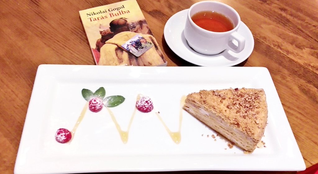 🍁🍂
☕📖

Ratos en el <a href="/KolobokMexico/">Kolobok</a> y un medovik (pastel de miel)