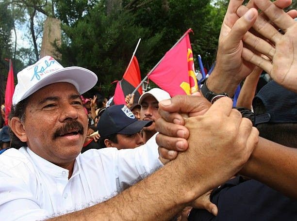 Es el líder de #Nicaragua, Presidente de la República. Veamos cuanto alcance tiene el Comandante Daniel Ortega, dándole RT a la fotooo
#NicaraguaTriunfa
🔴⚫️