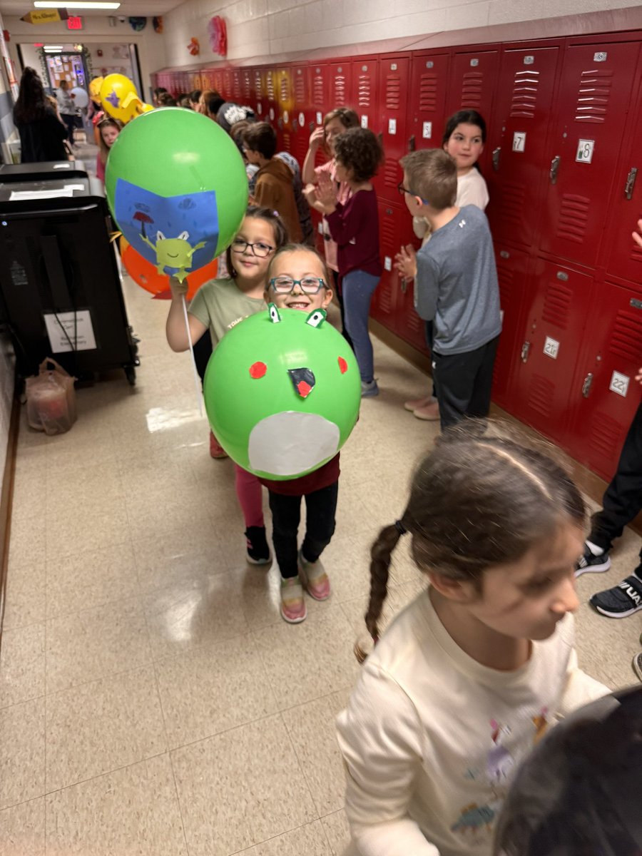 MrsDuffsClass's tweet photo. Helping our first grade buddies @becky_hurula get ready for the Balloons Over Buchanan parade! #livoniapride https://t.co/YCpISOWK6g