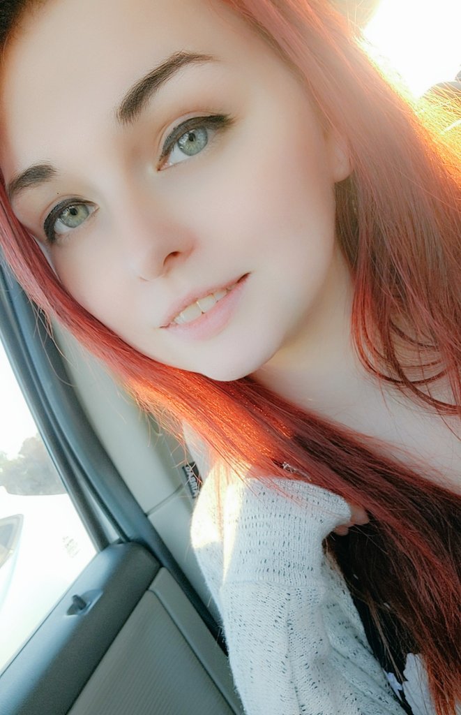 QueenHelena97's tweet photo. I'm bored. Who wants to play and get their wallets drained? 😘💚 https://t.co/MvGy8A57Z9