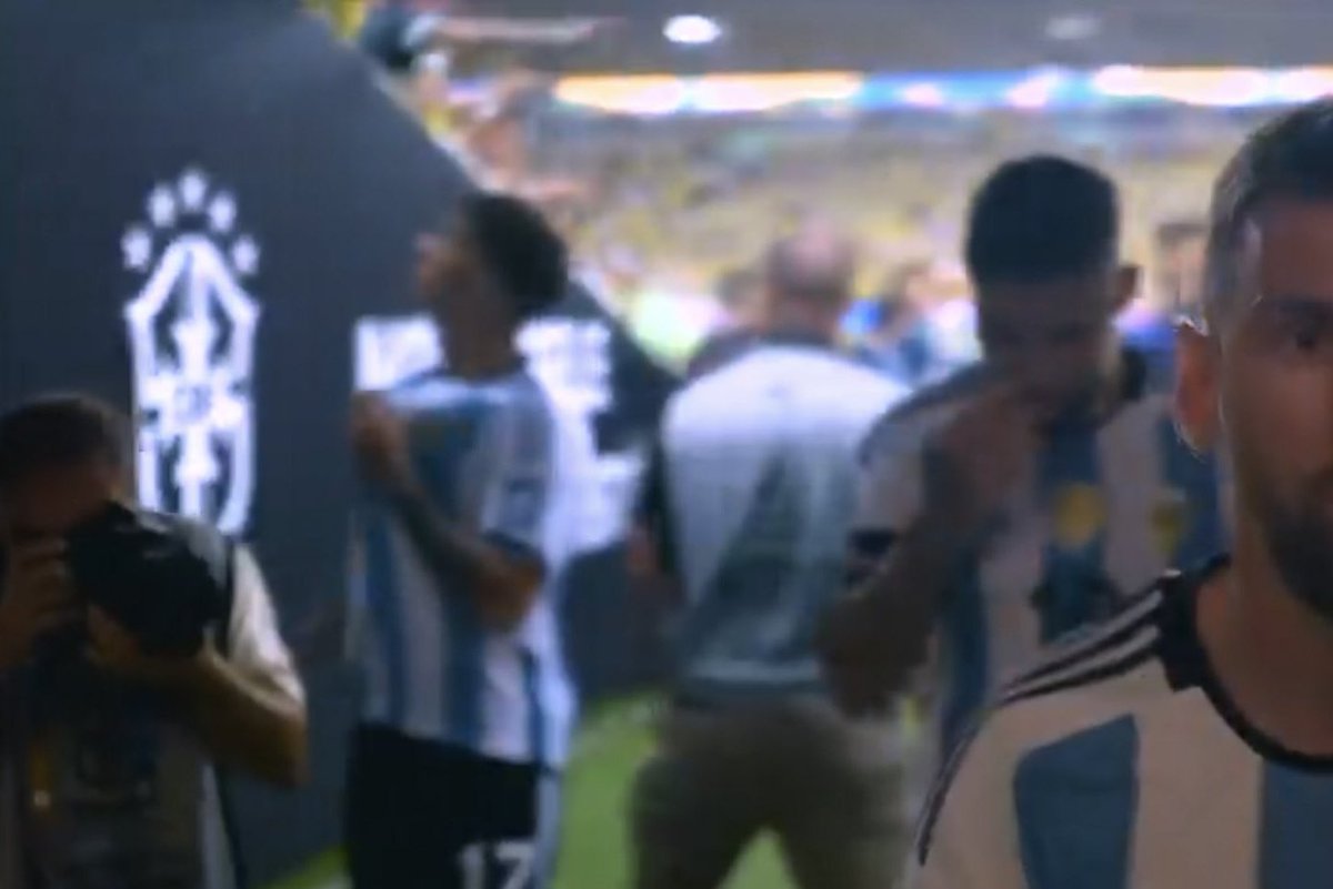 ENZO FERNANDEZ MOSTRANDOLE EL PARCHE DE CAMPEON A LOS BRASILEROS

QUE PEDAZO DE JUGADOR