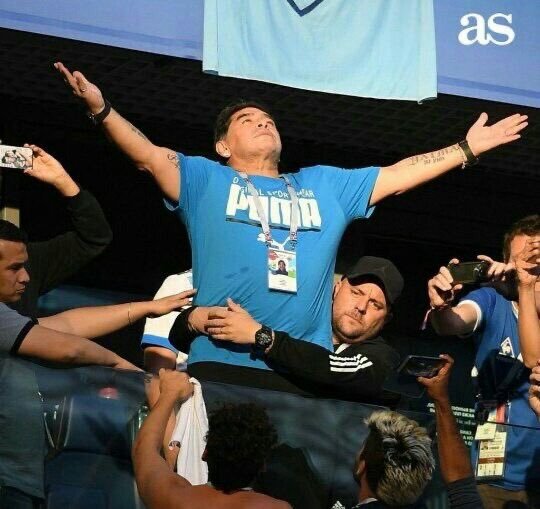 nilxwlls91's tweet photo. LOS JUGADORES DEFENDIENDO A LOS HINCHAS ARGENTINOS Y MESSI DICIENDOLES A TODOS QUE SE VAYAN Y NO LO JUEGUEN POR LA VIOLENCIA, MI SELECCION🇦🇷 https://t.co/vTGB2IQi3t