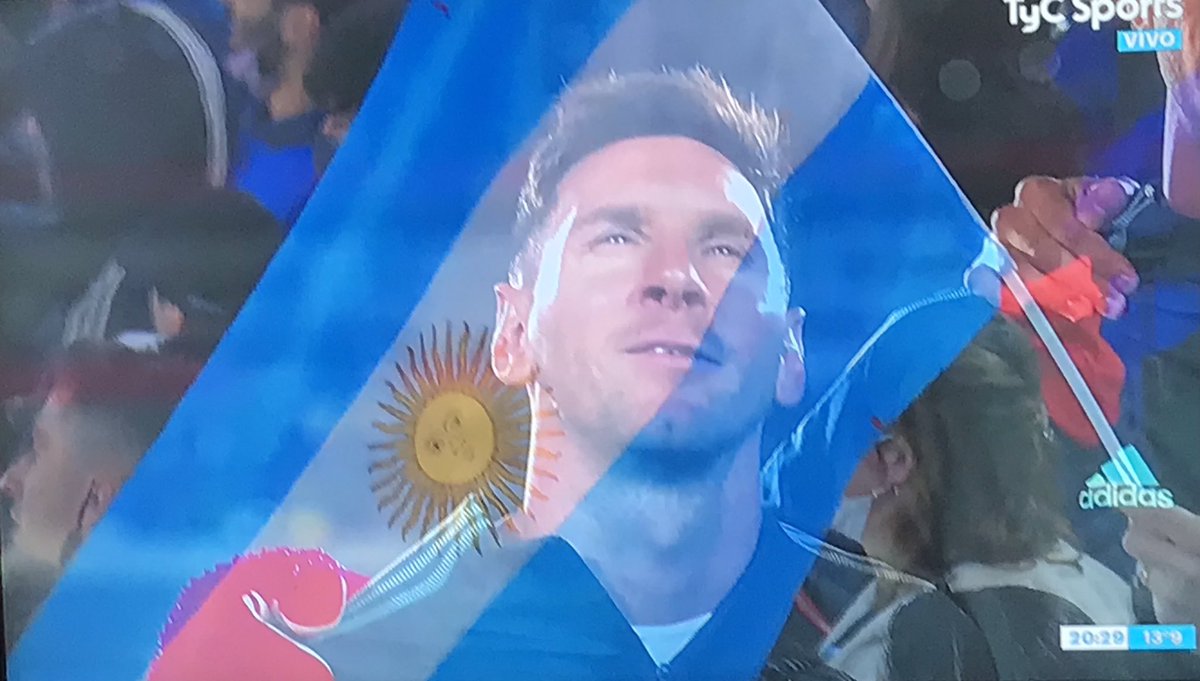 nilxwlls91's tweet photo. LOS JUGADORES DEFENDIENDO A LOS HINCHAS ARGENTINOS Y MESSI DICIENDOLES A TODOS QUE SE VAYAN Y NO LO JUEGUEN POR LA VIOLENCIA, MI SELECCION🇦🇷 https://t.co/vTGB2IQi3t