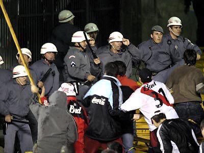 Que indignación !!!
Otra vez la policía de Brasil pegándole a los hinchas argentinos. Hace casi 20 años Los Borrachos del Tablón fuimos los únicos capaces de repeler esa brutal agresión policial.
Esto tiene que terminar !!!
