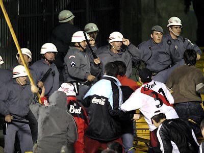 Que indignación !!! Otra vez la policía de Brasil pegándole a los hinchas argentinos. Hace casi 20 años Los Borrachos del Tablón fuimos los únicos capaces de repeler esa brutal agresión policial. Esto tiene que terminar !!!