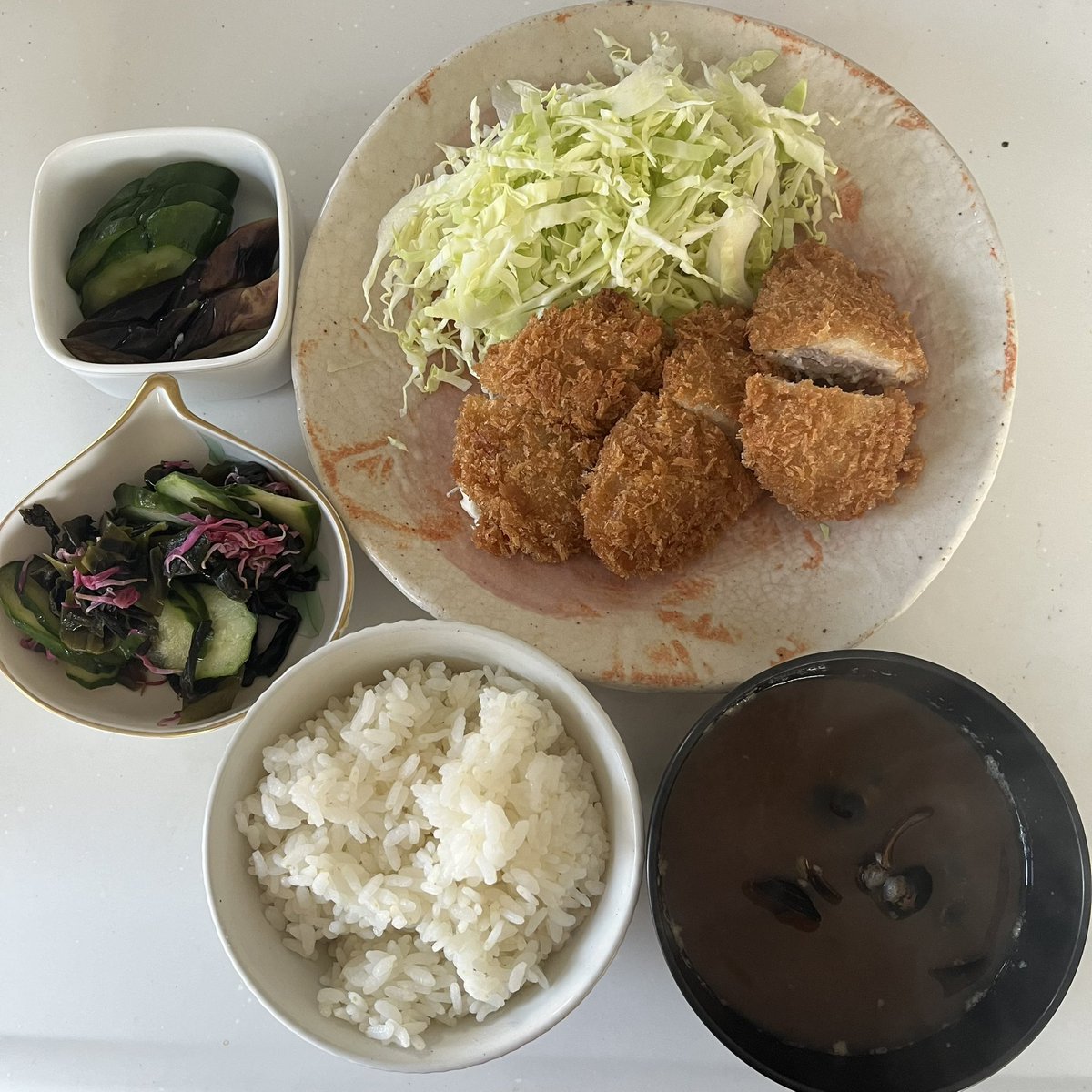 asako_gohan's tweet photo. あさごはん。

ひれかつ
しじみ汁
酢の物
香の物
ごはん https://t.co/PIeEzd7gjT