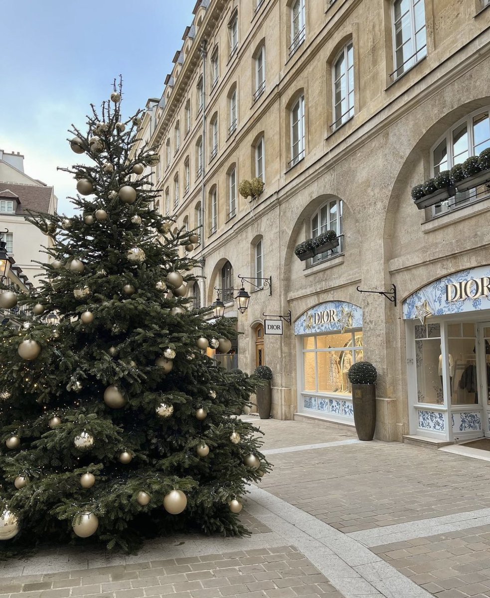diorballerina's tweet photo. Christmas shopping in Paris https://t.co/dPmfWG8HZ3