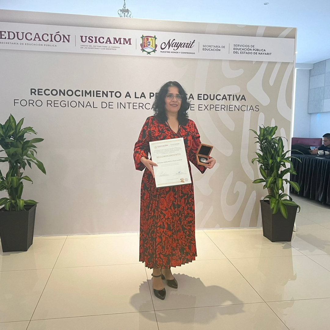 ISIDM1's tweet photo. #OrgulloISIDM ░ Felicitamos a la Mtra. Virginia Margarita Vélez, egresada de la Maestría en Ciencias de la Educación y a Dulce María González Ramírez egresada del Doctorado en Investigación Educativa Aplicada por recibir ambas el Reconocimiento a la Práctica Docente en el FRN https://t.co/6BA5nIfBRS