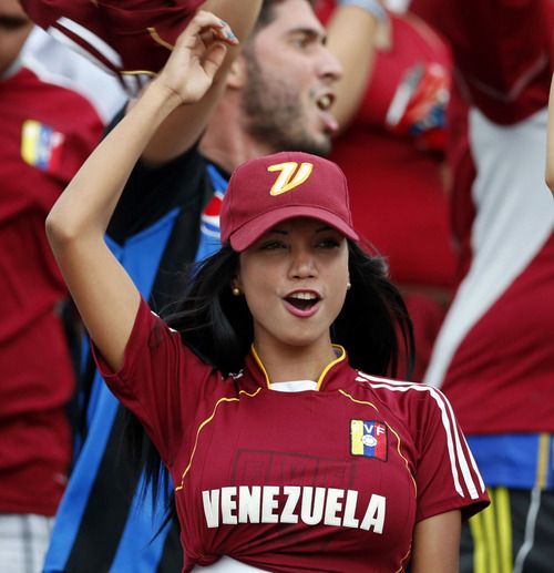 La_florAmarilla's tweet photo. ¿Por qué las peruanas le tienen tanta rabia a las venezolanas? https://t.co/qxUy46wVFy