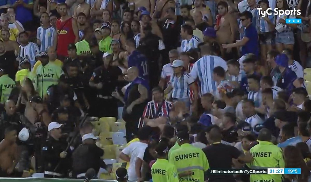 RobRamCFC's tweet photo. Hoy será recordado como el día que la policía salió a salvarle el invicto a Brasil a punta de palos.

Corruptos, violentos y cagones.

Viva la Argentina, el país del fútbol. https://t.co/54RjDlcxdC
