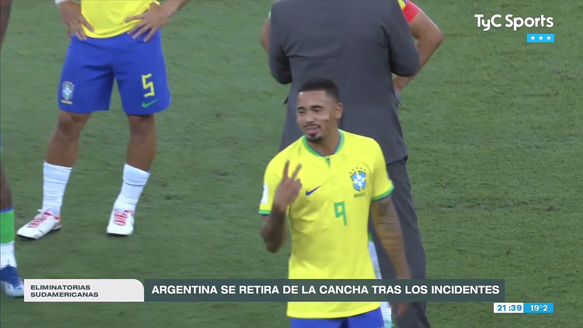 Que tipo asqueroso es Gabriel Jesús. Están cagando a palos a los argentinos con familia y se caga de risa de que haya salido la selección Argentina, como sobrando la situación.
Ah pero si hubieran tirado una banana estarían llorando y pidiendo que paren con cosas así. Un cagón.