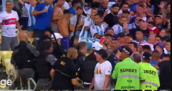 adriseu's tweet photo. Scoppia la rissa, parte la carica della polizia, volano manganellate e un gruppo di giocatori tenta di calmare gli animi (con scarsi risultati). Male, se non malissimo https://t.co/QNGEaeM4VF
