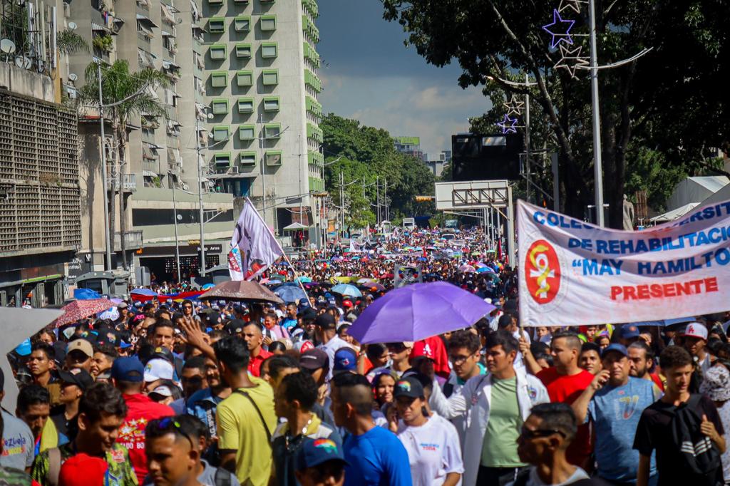 ¡Tremenda marcha, los felicito! Los vi de punta a punta celebrando el Día del Estudiante Venezolano, que impresionante, llenaron ocho estaciones en las calles de Caracas, una por cada estrella de nuestro tricolor nacional. ¡Qué orgullo!