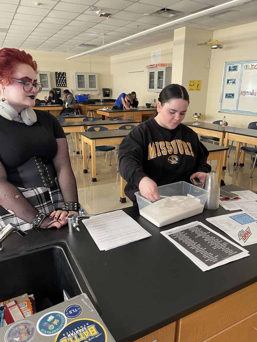 SpartanCoachW's tweet photo. Sugar lab today in Health #HealthEd #physed #Nutrition #Nutritionfacts https://t.co/txaJviJA6h