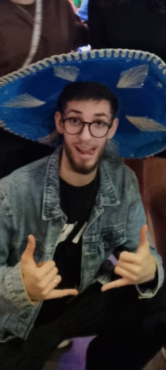 _victorlisboa's tweet photo. @_stefanym como assim? olha pra esse menino e me diz se não é um gatinho https://t.co/NLwAkkWHIw