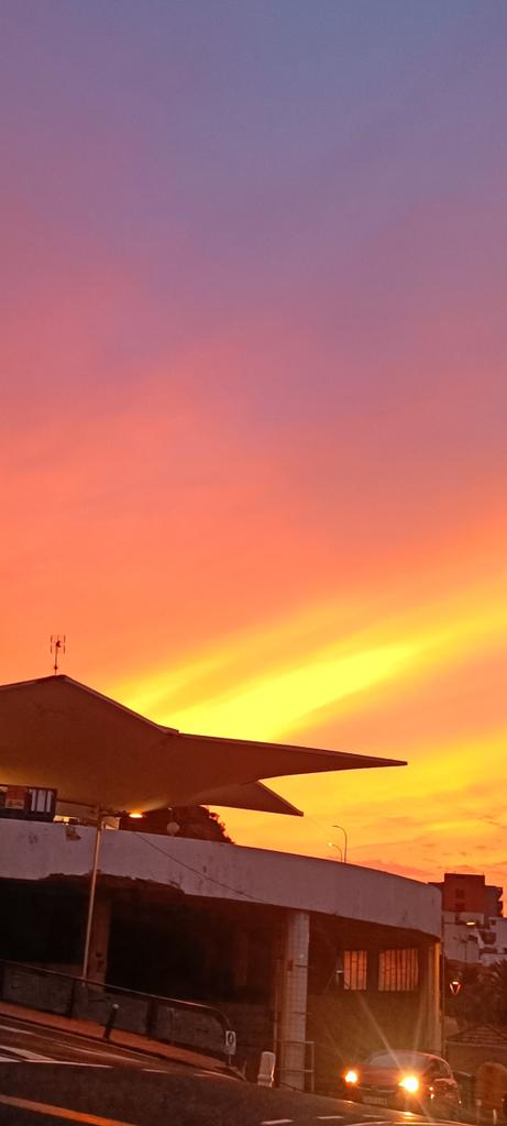 Cielo de Tenerife sobre Puerto de la Cruz 😍🇮🇨💯🤓👌
#sunset #skycolors #skyorange #atardecer #tenerife #puertodelacruz #paraisocanario #visitTenerife #visitpuertodelacruz #photomovil #photography #photographer