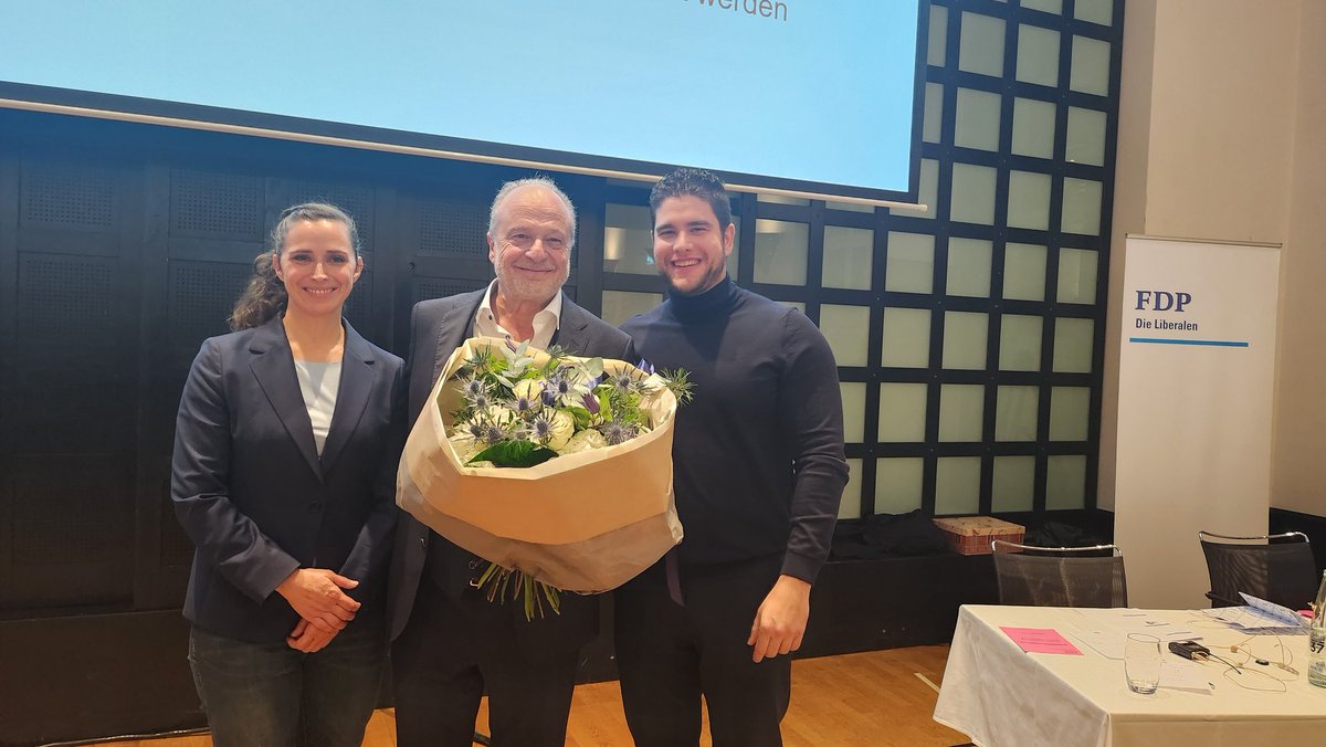 Unsere Delegierten haben an der heutigen Delegiertenversammlung gewählt. Das Parteipräsidium der FDP Kanton Zürich besteht aus Parteipräsident Filippo Leutenegger, Vizepräsident Matthias Müller und Vizepräsidentin Raffaela Fehr. Herzliche Gratulation! #fdp