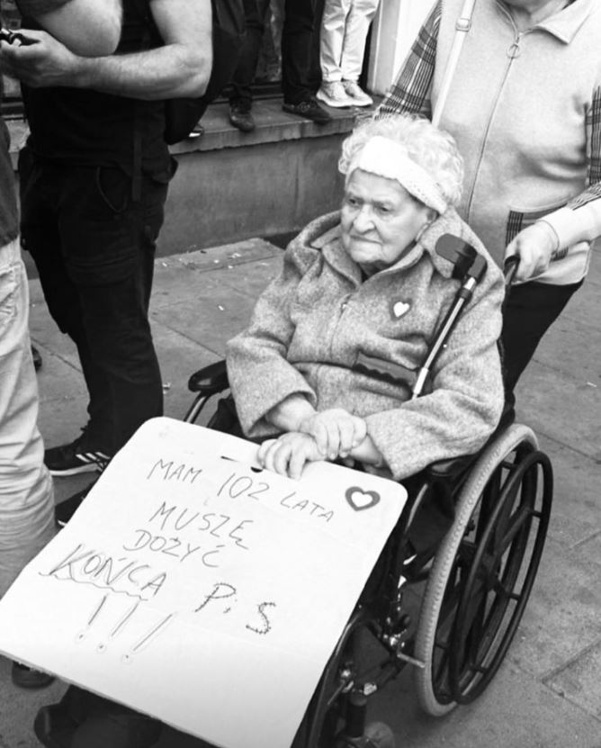 Pani Teresa, najstarsza uczestniczka Marszu Miliona Serc nie żyje  

Dożyła końca PiS [*]