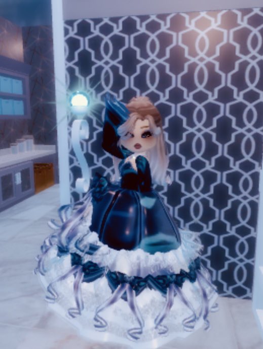 JessicaB4750's tweet photo. Evening ball photoshoot 🤭#photoshoot #royalehigh #evening #ball https://t.co/796a9Lpp43