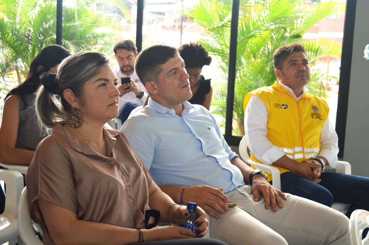 edrucali's tweet photo. @Camacolvalle y Gremios del Valle del Cauca, destacan avances en la #RenovaciónUrbana del centro

@AlcaldiaDeCali 
@CIEValle 
@camaradelainfra 
@CruzYecid 
@ppSanPascual 
@Prodesa_col 

#CiudadParaíso 
#UnLatidoParaSiempre
#HechosDeCorazón https://t.co/5ckHTqMYoU
