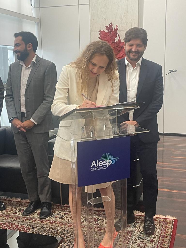 IICSanPaolo's tweet photo. A diretora do #iicsp, Margherita Marziali, esteve hoje na Alesp para firmar um Acordo de Cooperação que visa promover a língua e a cultura italiana. Serão oferecidas três bolsas de estudo e descontos no cursos de língua italiana realizados no #iicsp para funcionários da Alesp. https://t.co/cX6HfsQLwH