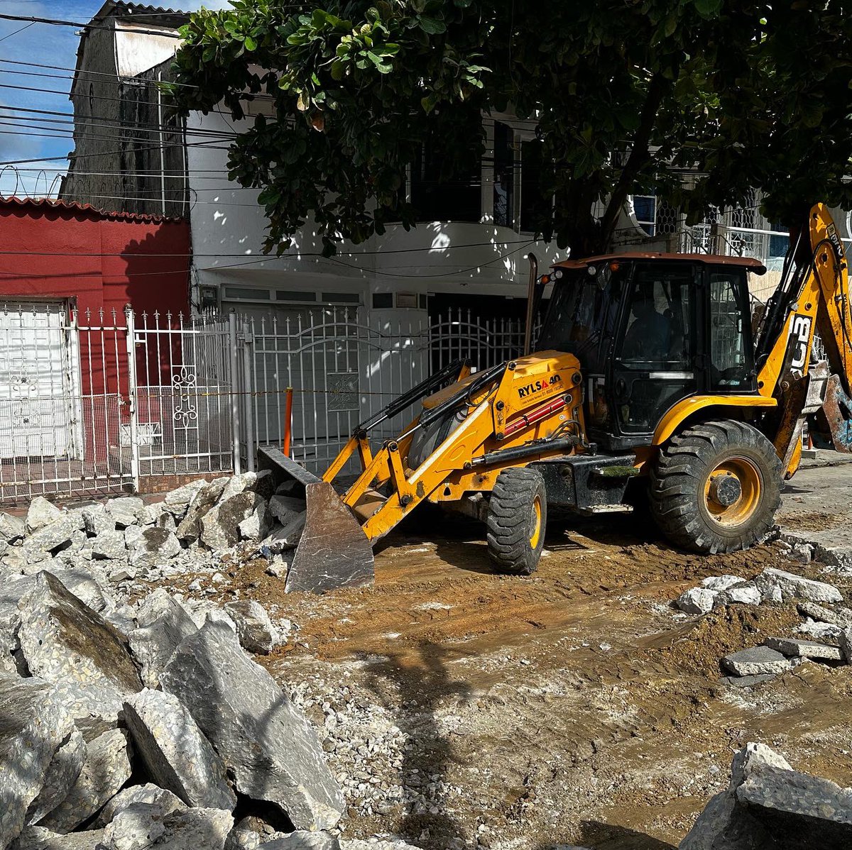 AlcaldiaCTG's tweet photo. #RutaDelTractor 🚜 Seguimos avanzando en la Fase IV de la malla vial.

👷🏾‍♂️ Estamos arreglando la calle Bogotá en el barrio Torices, este frente corresponde al lote 2. Serán 300 metros rehabilitados.

#SalvemosJuntosACartagena #CartagenaVaPaLante #CartagenaDeIndias https://t.co/wHmv9HQgyT