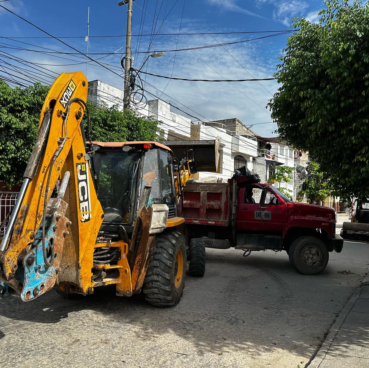 AlcaldiaCTG's tweet photo. #RutaDelTractor 🚜 Seguimos avanzando en la Fase IV de la malla vial.

👷🏾‍♂️ Estamos arreglando la calle Bogotá en el barrio Torices, este frente corresponde al lote 2. Serán 300 metros rehabilitados.

#SalvemosJuntosACartagena #CartagenaVaPaLante #CartagenaDeIndias https://t.co/wHmv9HQgyT