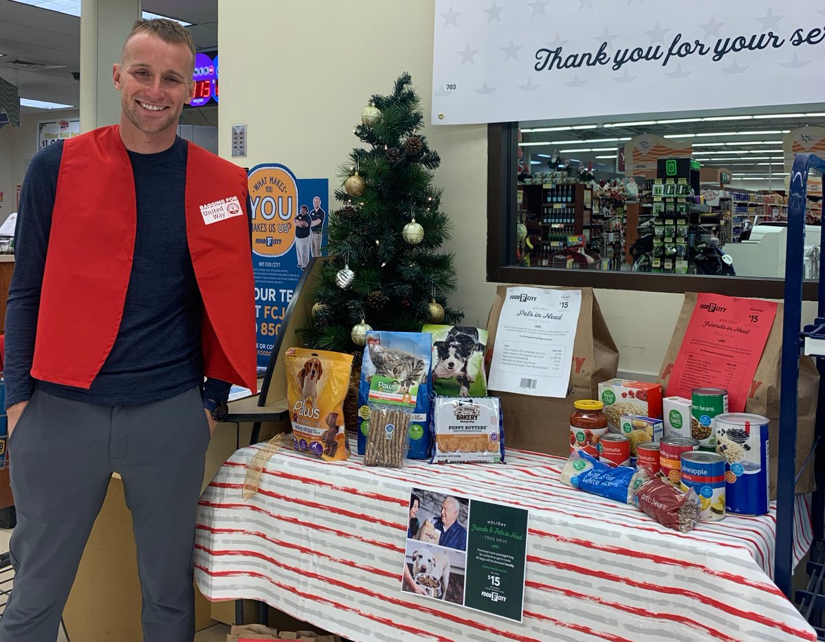 Grateful to join <a href="/UnitedWayCHA/">UnitedWayCHA</a> as celebrity baggers! Assistant Men's Coach <a href="/christopnugent/">Christopher Nugent</a> rocked it as a grocery bagger today and helped raise funds for an amazing cause. 🙌 

#BetterTogether