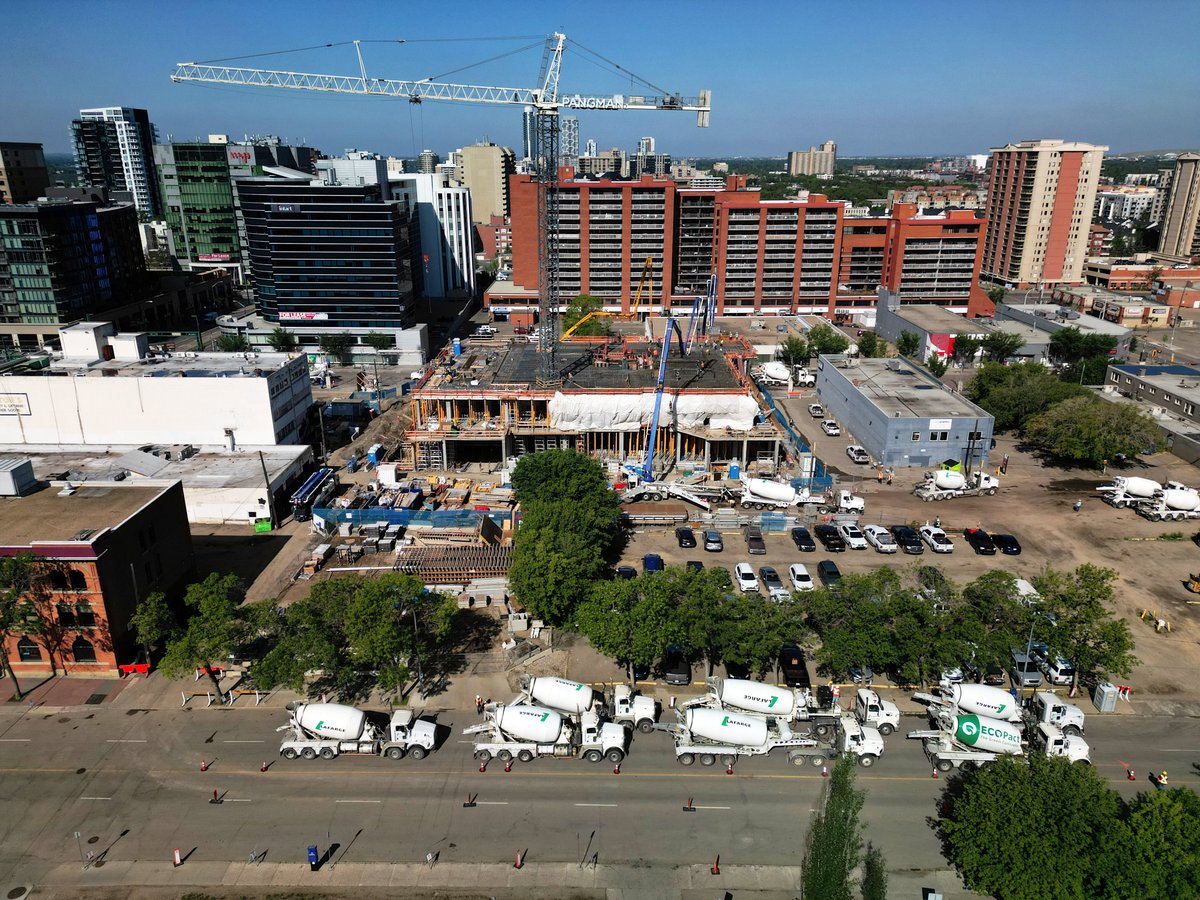 Lafarge_Canada's tweet photo. #ICYMI: Lafarge recently collaborated with @Ledcor on their Parks Tower project. This 1,000-unit building utilized our #ECOPact concrete and Digital Concrete Solutions, meeting all project quality and strength requirements while reducing carbon emissions. https://t.co/aQjXLzmkKi https://t.co/FYkhc7onCG